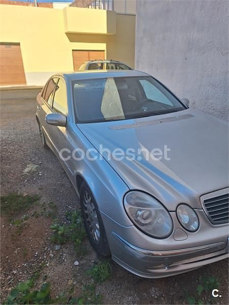 Usado Mercedes E270 Avantgarde 177 CV (130 kW) 2004 Gris / plata Berlina