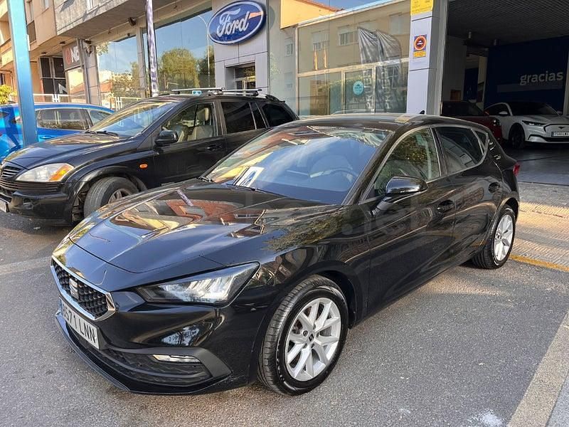 Usado Seat Leon Style 115 CV (84 kW) 2021 Negro Berlina