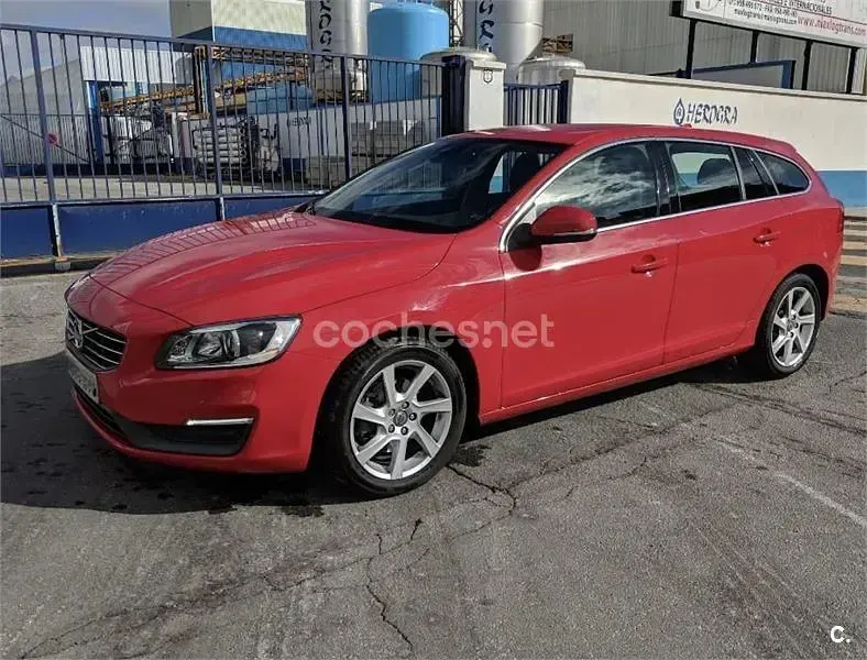 Begagnad Volvo V60 Momentum 136 HK (100 kW) 2014 Röd Kombi