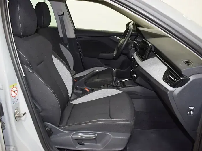 Usado Skoda Scala Selection 115 CV (84 kW) 2025 Gris Utilitario