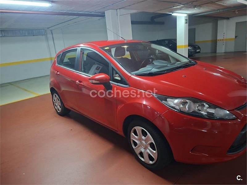 Rojo Usado 2010 Ford Fiesta Trend Berlina | 6300 € (Precio justo) - Imagen 1/4