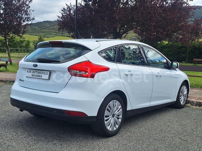 Usado Ford Focus Trend 95 CV (69 kW) 2015 Blanco Berlina