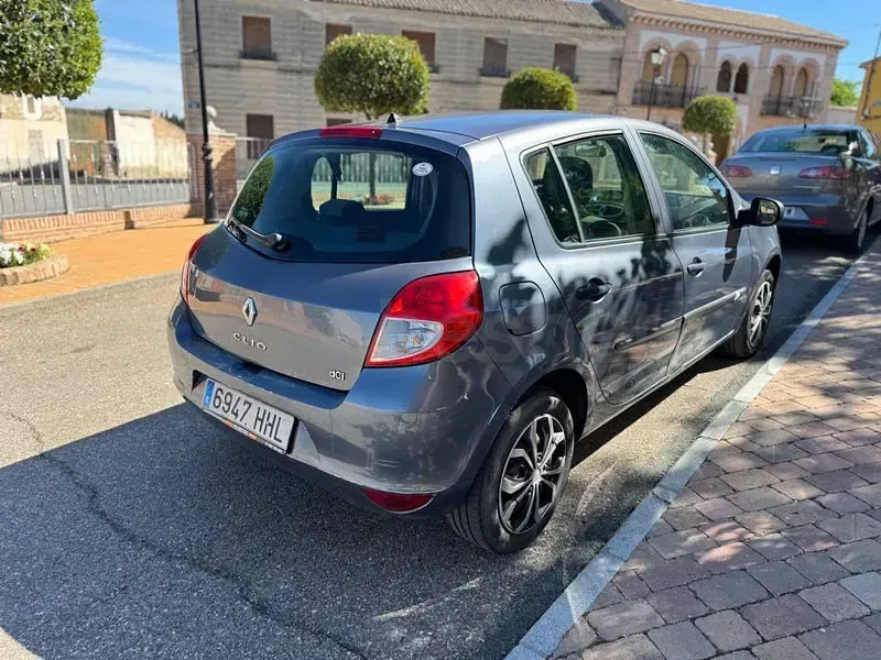 Usado Renault Clio II Authentique 75 CV (55 kW) 2011 Gris / plata Berlina
