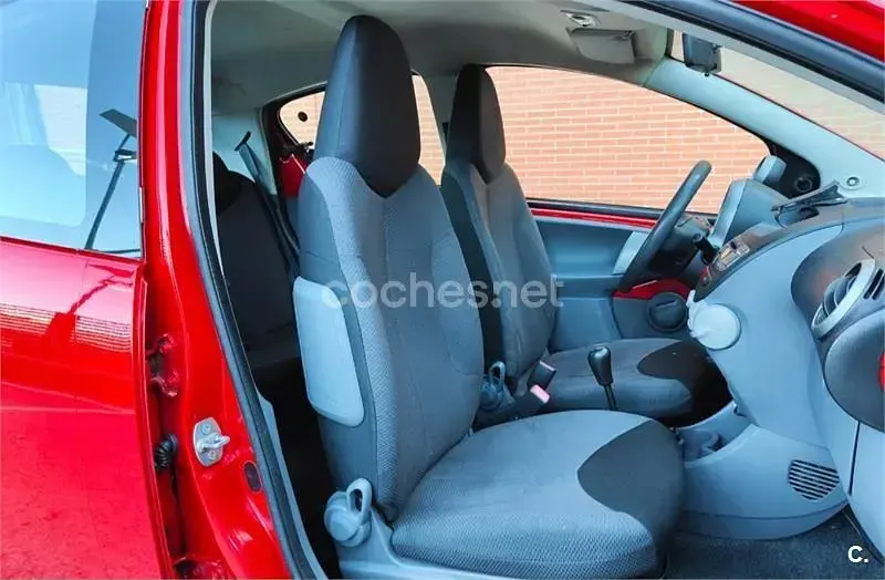 Usado Toyota Aygo Live 68 CV (50 kW) 2008 Rojo Utilitario
