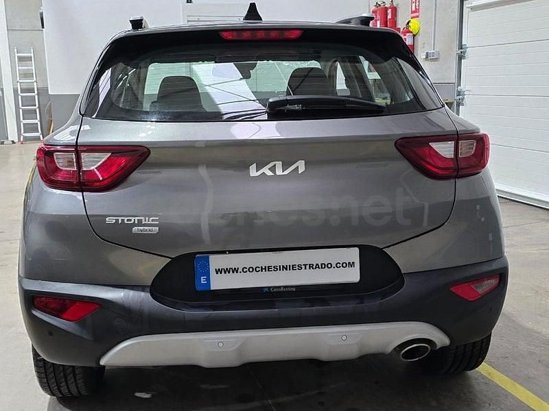 Usado Kia Stonic 100 CV (73 kW) 2025 Gris / plata SUV