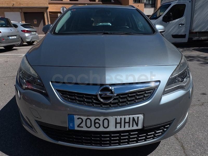 Usado Opel Astra Excellence 140 CV (102 kW) 2012 Gris / plata Familiar
