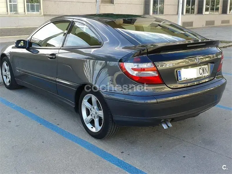 Usado Mercedes C220 143 CV (105 kW) 2004 Negro Berlina