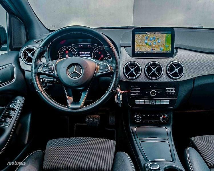 Usado Mercedes B180 Urban 110 CV (80 kW) 2017 Negro Monovolumen