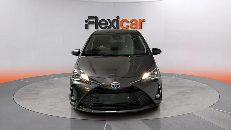 Usado Toyota Yaris Hybrid Active 100 CV (73 kW) 2019 Gris Berlina