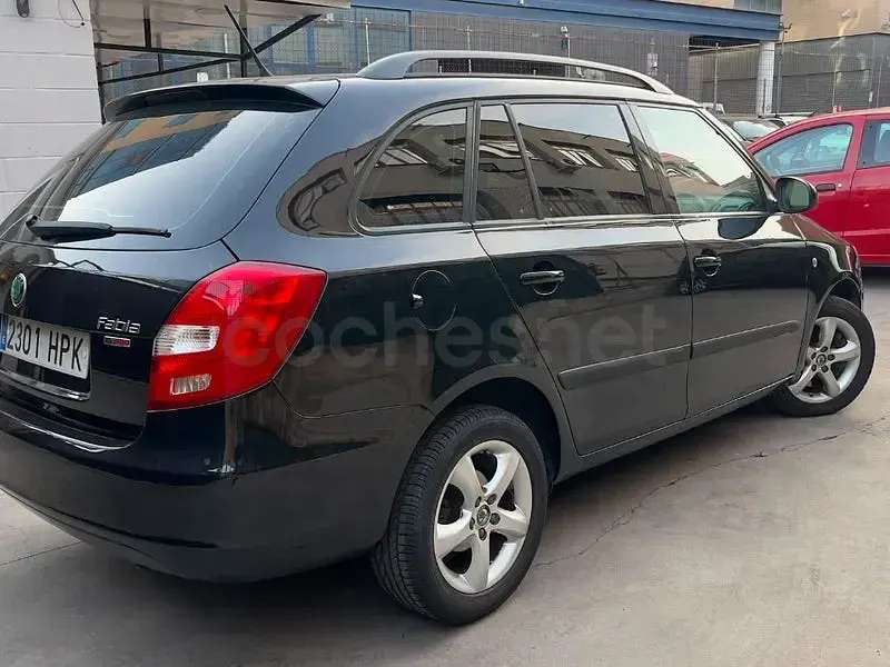 Usado Skoda Fabia Elegance 105 CV (77 kW) 2013 Negro Berlina