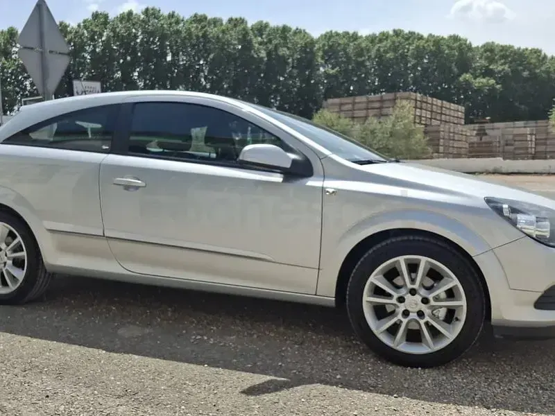 Usado Opel Astra GTC Sport 140 CV (102 kW) 2006 Gris / plata Berlina