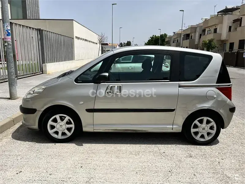 Usado Peugeot 1007 75 CV (55 kW) 2005 Gris / plata Monovolumen