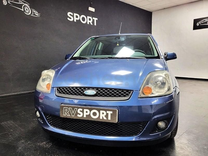Usado Ford Fiesta Ambiente 68 CV (50 kW) 2006 Azul Utilitario
