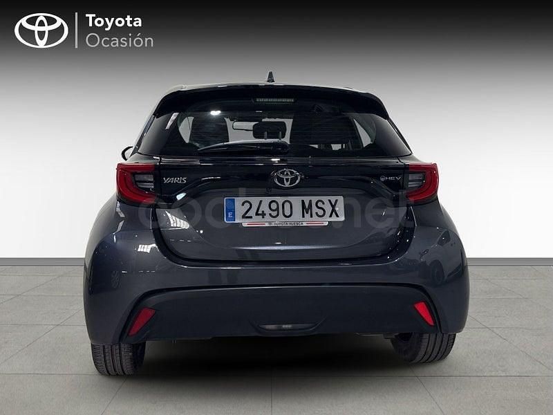 Usado Toyota Yaris Hybrid Active 116 CV (85 kW) 2024 Gris / plata Berlina