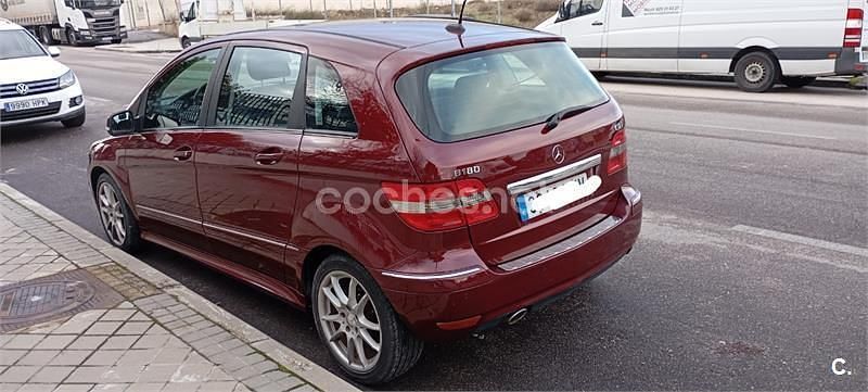 Usado Mercedes B180 Sport Edition 109 CV (80 kW) 2012 Granate Monovolumen