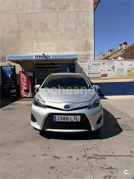 Usado Toyota Yaris Hybrid Active 100 CV (73 kW) 2012 Gris / plata Berlina