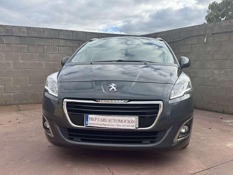 Usado Peugeot 5008 Active 120 CV (88 kW) 2015 Gris Monovolumen