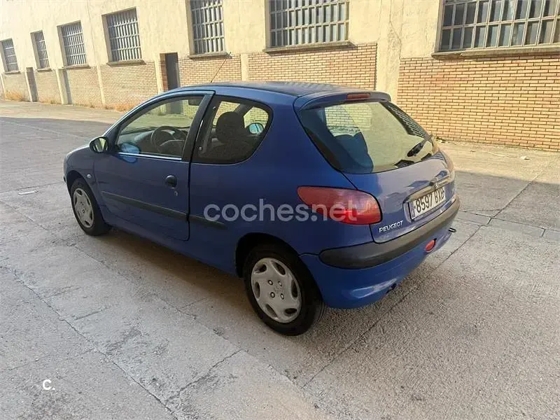Usado Peugeot 206 70 CV (51 kW) 2002 Azul Berlina