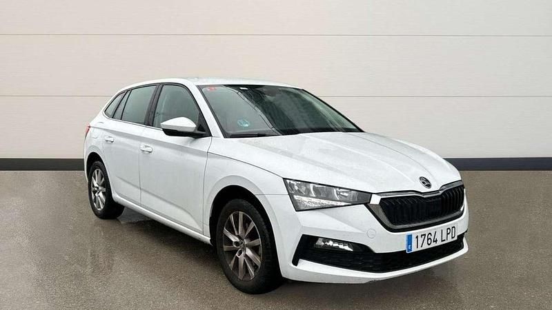 Usado Skoda Scala Ambition 110 CV (80 kW) 2021 Blanco Utilitario