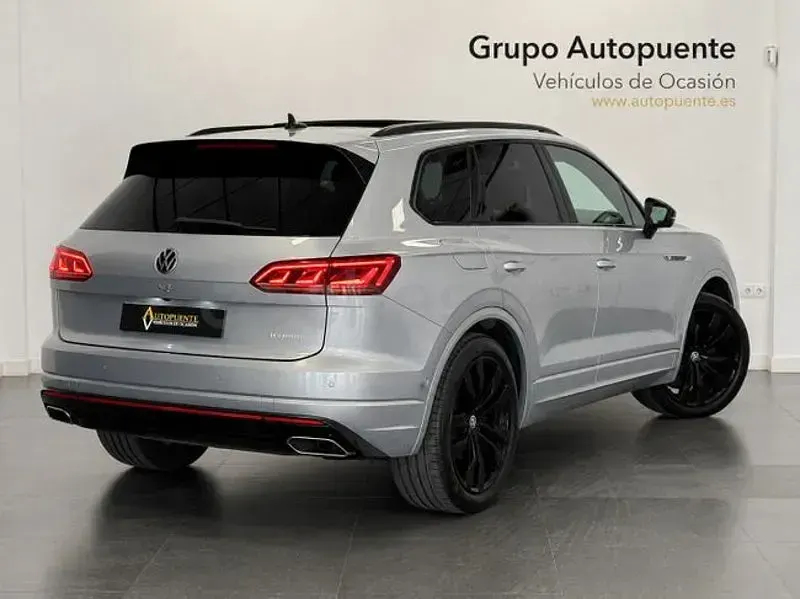 Usado VW Touareg R 462 CV (339 kW) 2023 Gris / plata SUV