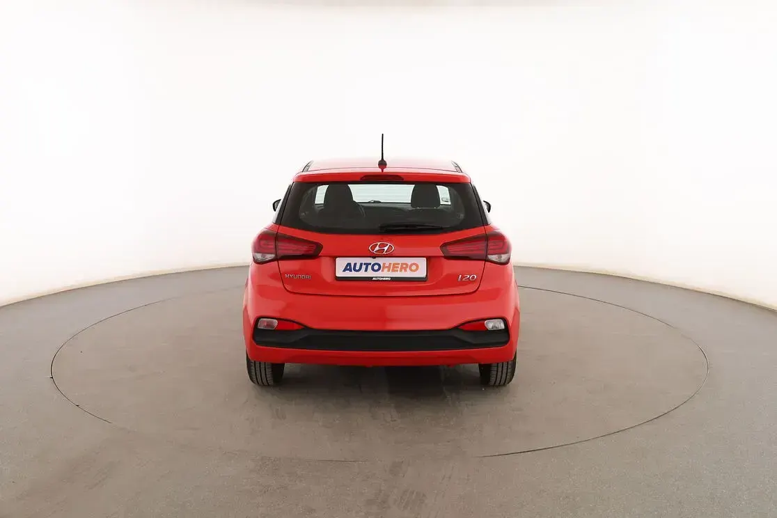 Usado Hyundai i20 75 CV (55 kW) 2019 Rojo Utilitario