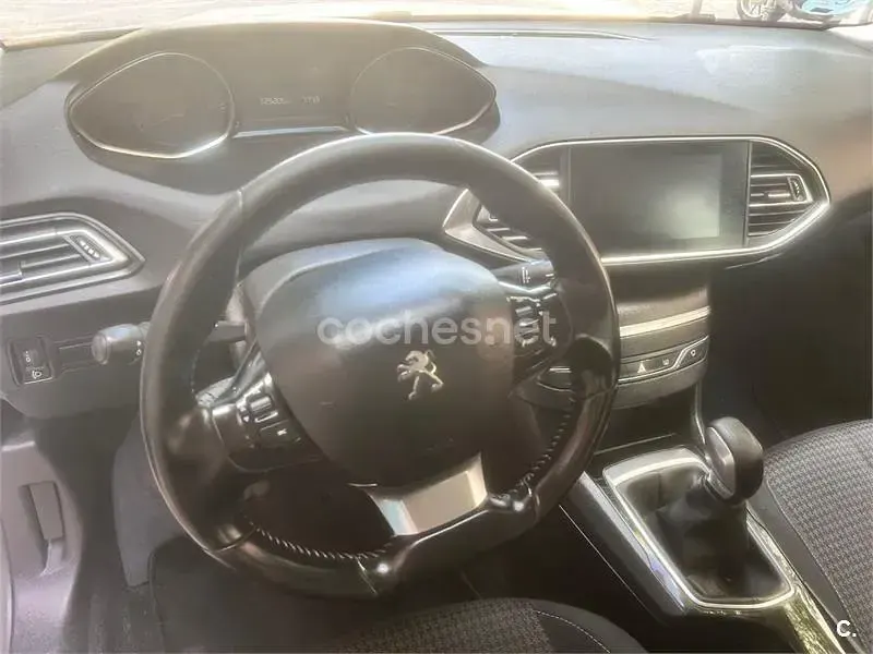 Usado Peugeot 308 SW Active 100 CV (73 kW) 2018 Blanco Familiar