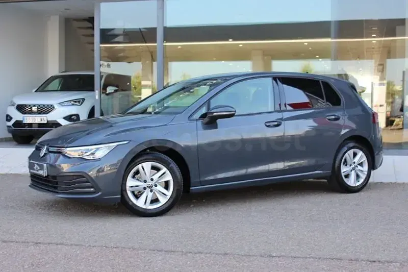 Usado VW Golf VIII Life 110 CV (80 kW) 2023 Gris / plata Berlina