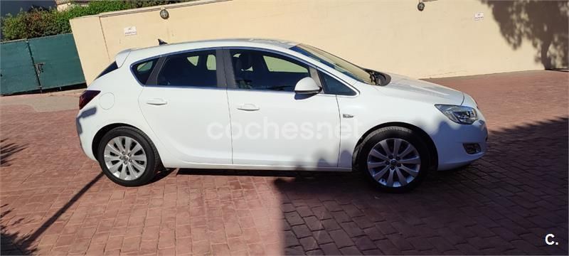 Usado Opel Astra Cosmo 140 CV (102 kW) 2012 Etiqueta c (verde) Berlina