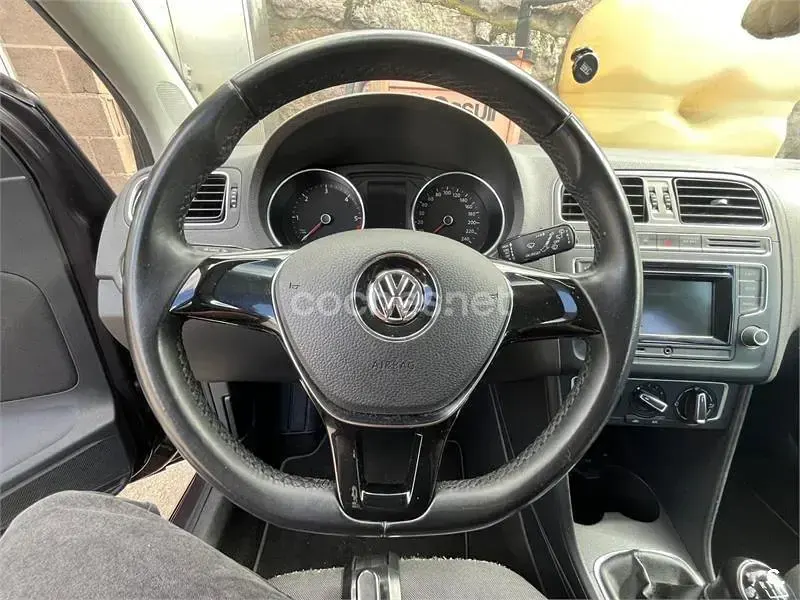 Usado VW Polo Advance 90 CV (66 kW) 2016 Violeta / lila Berlina