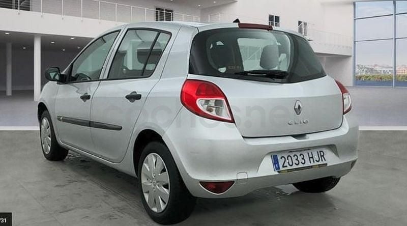 Usado Renault Clio IV 75 CV (55 kW) 2012 Gris / plata Berlina