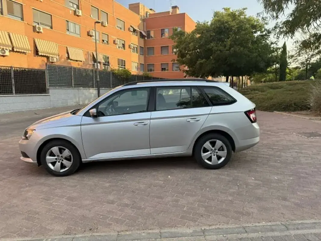 Usado Skoda Fabia Style 105 CV (77 kW) 2017 Gris Utilitario