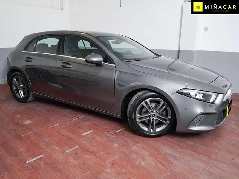 Usado Mercedes A180 116 CV (85 kW) 2020 Gris Utilitario