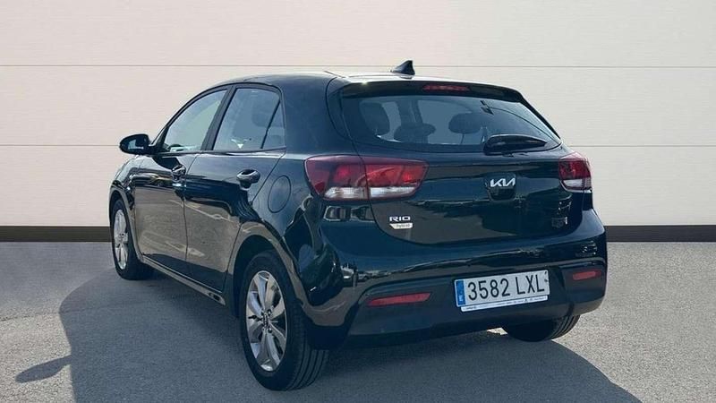 Käytetty Kia Rio 101 HP (74 kW) 2022 Musta Sedan