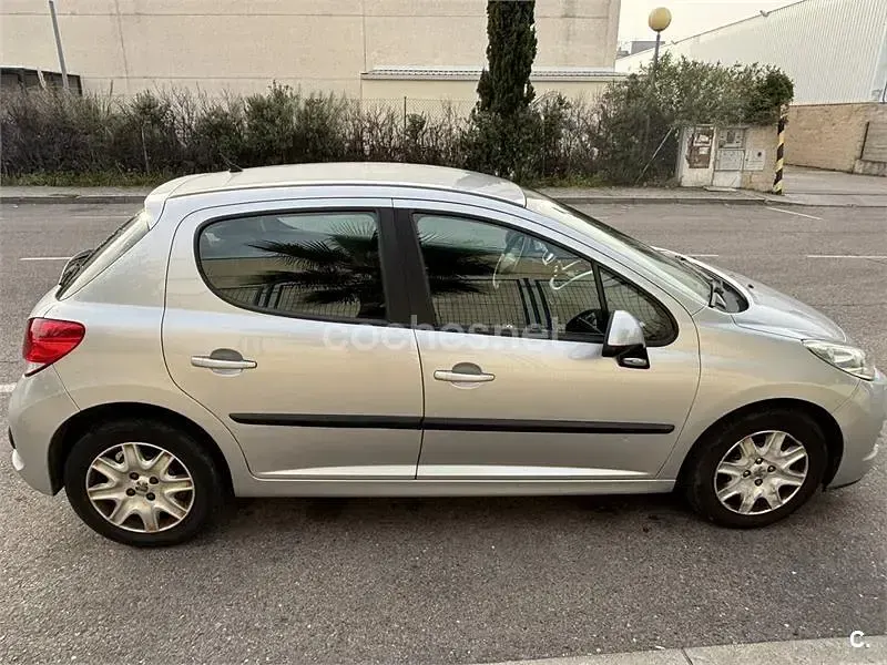 Usado Peugeot 207 70 CV (51 kW) 2011 Gris / plata Berlina