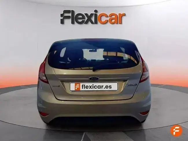 Usado Ford Fiesta Trend 101 HP (74 kW) 2015 Cinzento Citadino