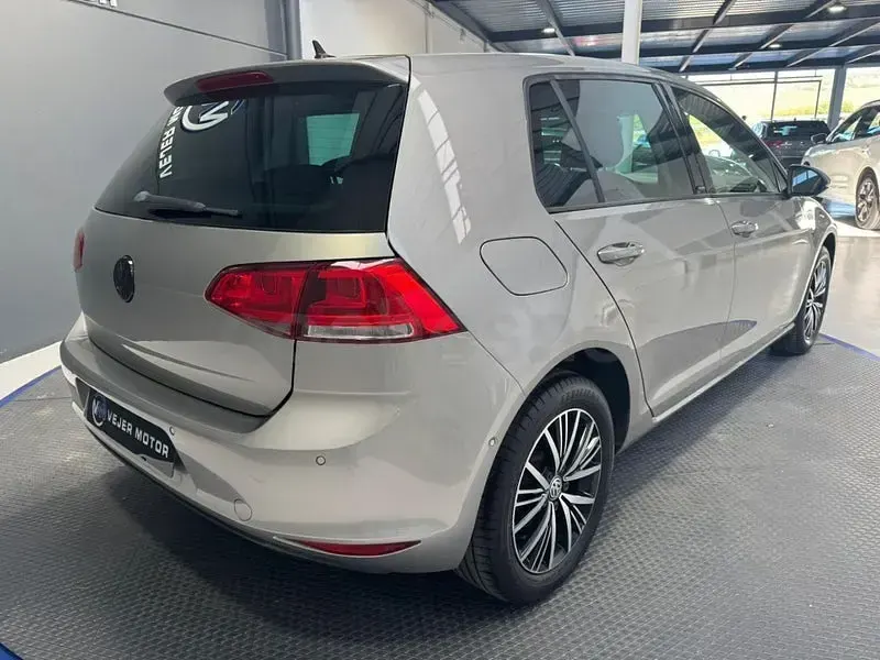 Usado VW Golf VII Business 110 CV (80 kW) 2017 Gris / plata Berlina