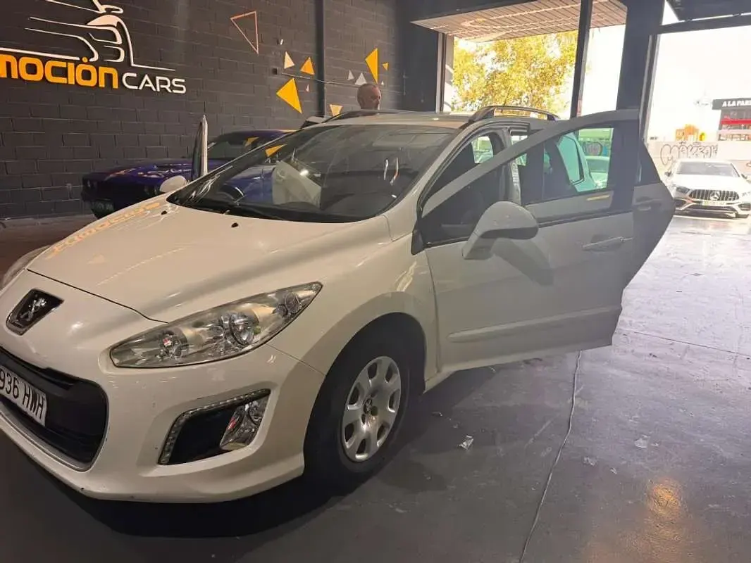Usado Peugeot 308 SW Active 92 CV (67 kW) 2014 Blanco Familiar