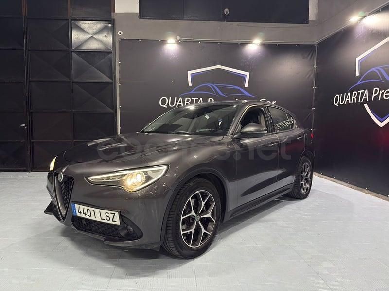 Usado Alfa Romeo Stelvio Sprint 190 CV (139 kW) 2021 Gris / plata SUV