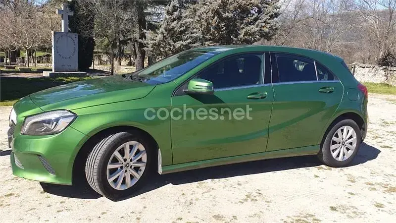 Usado Mercedes A180 109 CV (80 kW) 2018 Verde Berlina