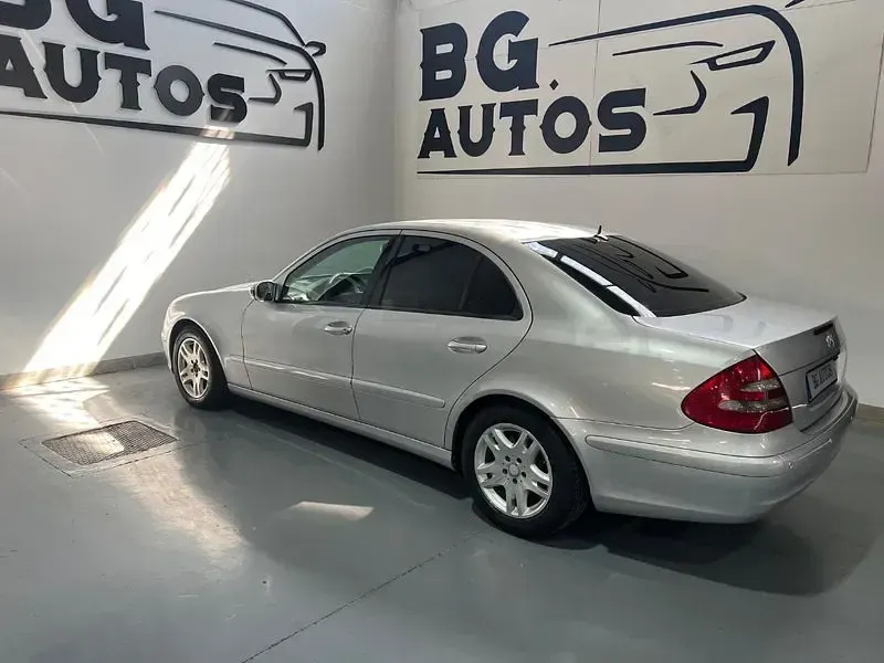 Usado Mercedes E320 Classic 224 CV (164 kW) 2006 Gris / plata Berlina