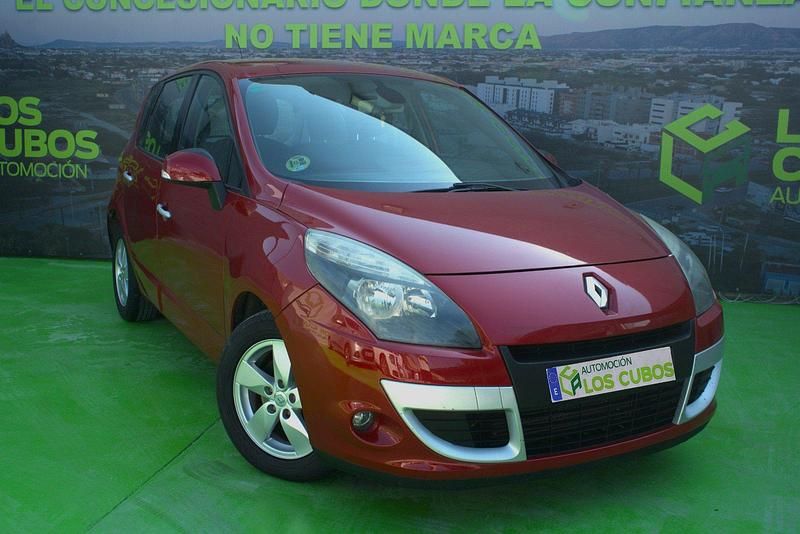 Usado Renault Scénic III Dynamique 130 CV (95 kW) 2009 Rojo Monovolumen