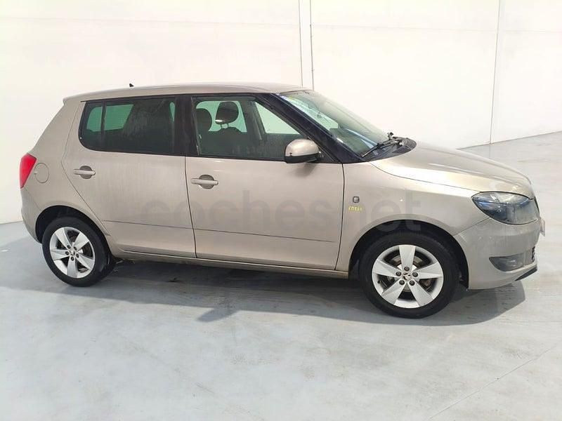 Usado Skoda Fabia Ambition 75 CV (55 kW) 2012 Gris / plata Berlina