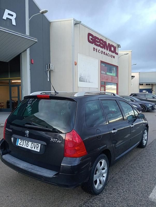 Usado Peugeot 307 110 CV (80 kW) 2006 Negro Familiar