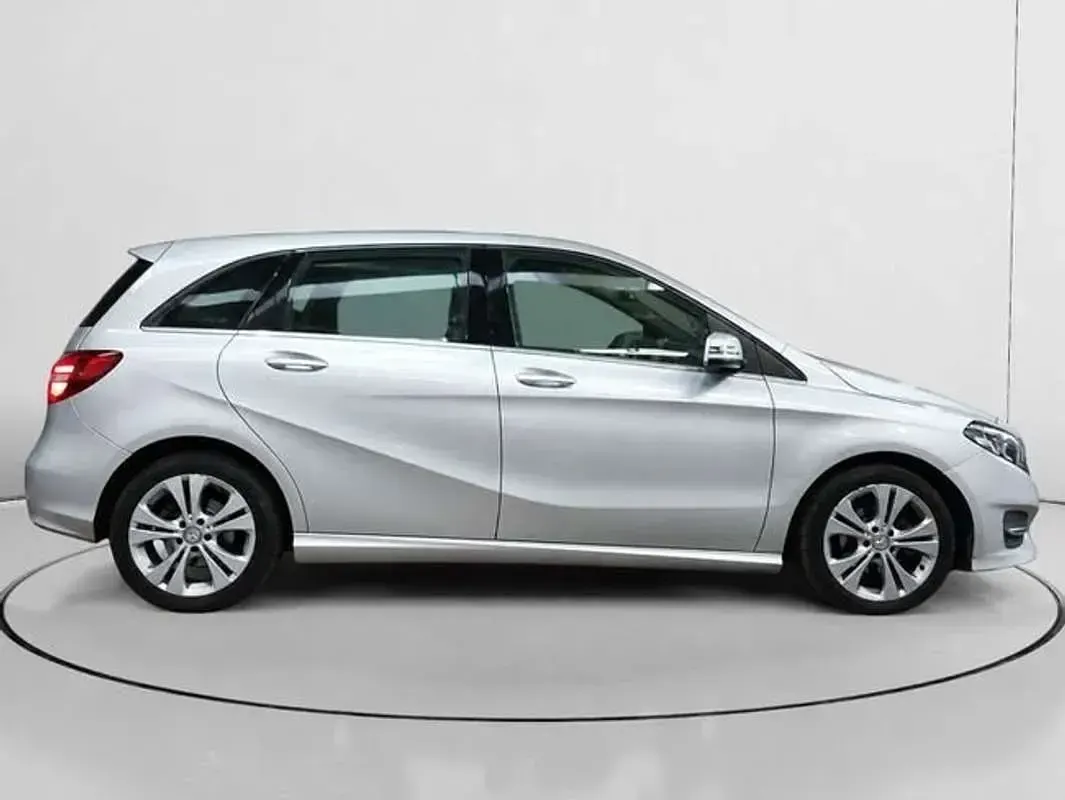 Usado Mercedes B180 116 CV (85 kW) 2016 Gris Utilitario