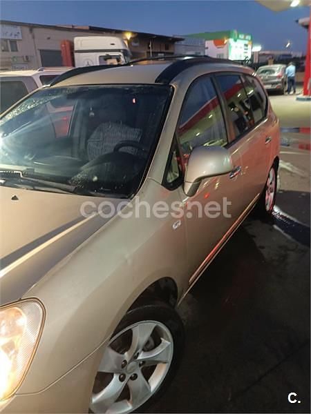 Usado Kia Carens 140 CV (102 kW) 2008 Beige Monovolumen
