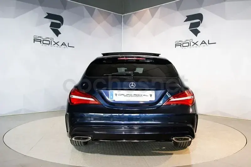 Usado Mercedes CLA220 Shooting Brake 177 CV (130 kW) 2018 Azul Familiar