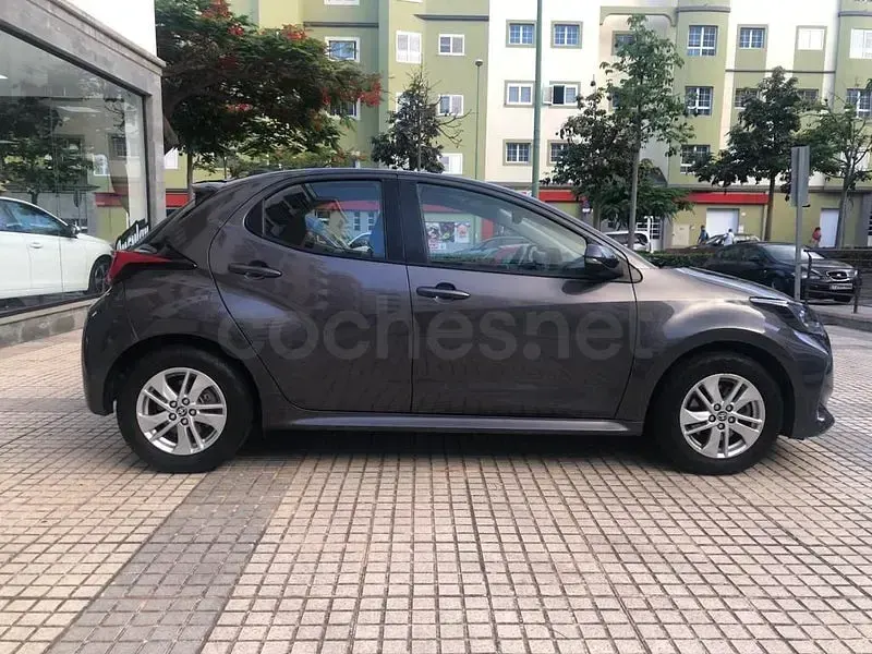 Usado Toyota Yaris Hybrid Active 116 CV (85 kW) 2022 Blanco Berlina