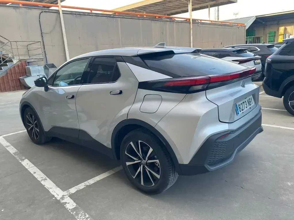 Usado Toyota C-HR Advance 140 CV (102 kW) 2025 Plata SUV