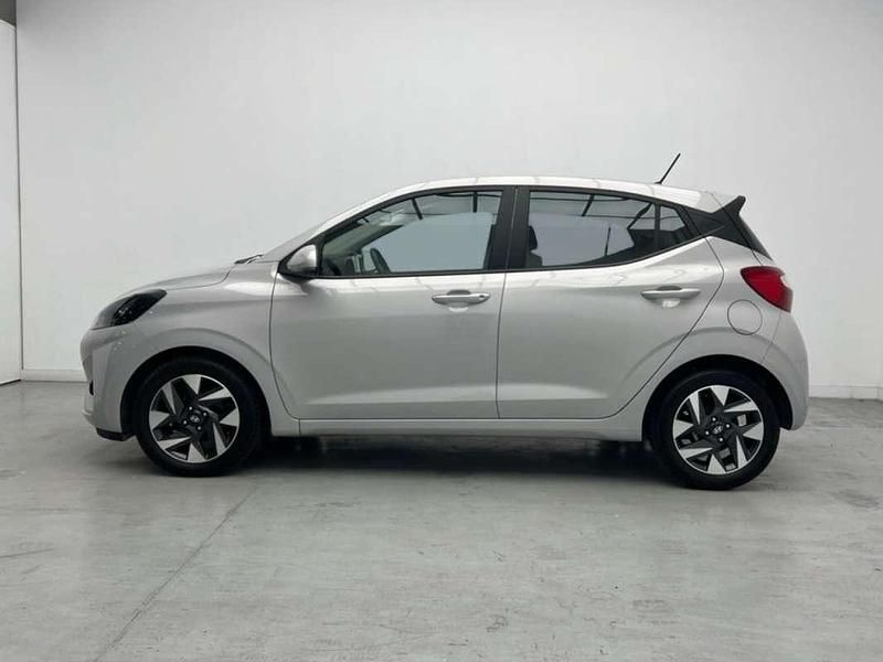 Usado Hyundai i10 67 CV (49 kW) 2023 Gris Utilitario