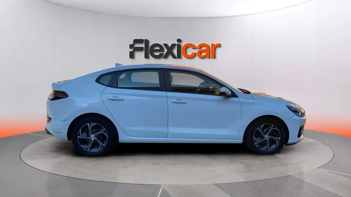 Usado Hyundai i30 120 CV (88 kW) 2022 Blanco Berlina